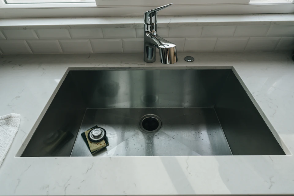 Fregadero de cocina con grifo