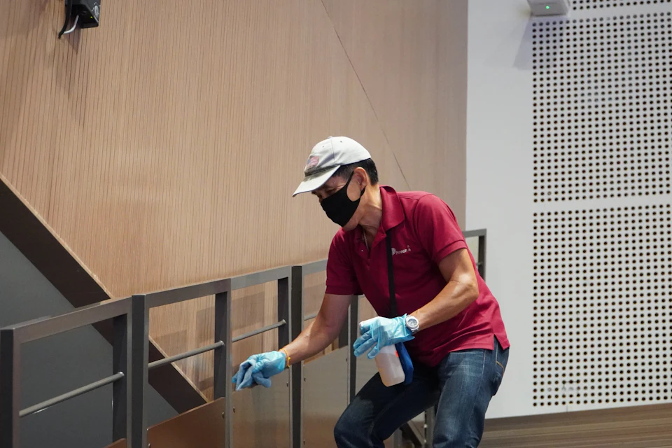 Operario durante un trabajo de desinsectación