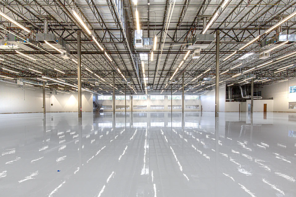 Interior de un almacén con el suelo despejado