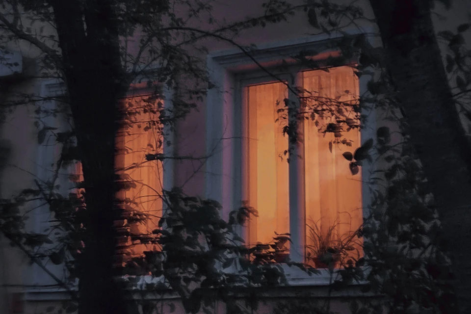 Ventana iluminada de noche