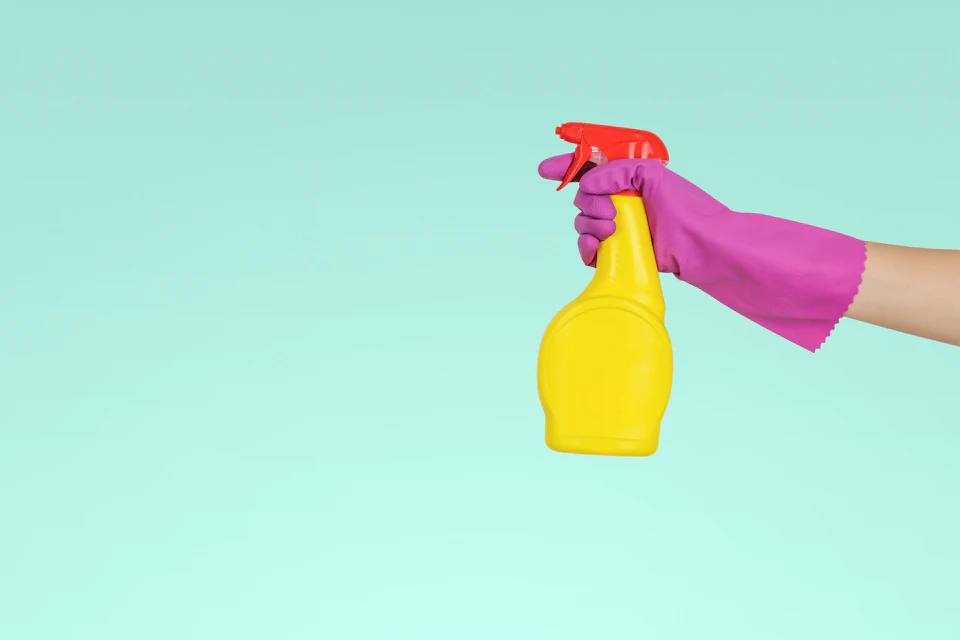Mano con una botella pulverizadora