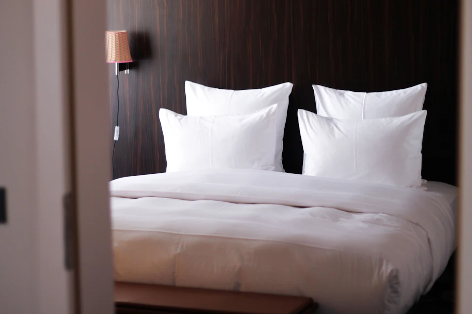 Almohada blanca sobre una cama hecha